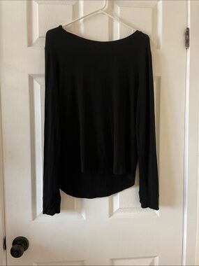 Black minimalist long sleeve tee